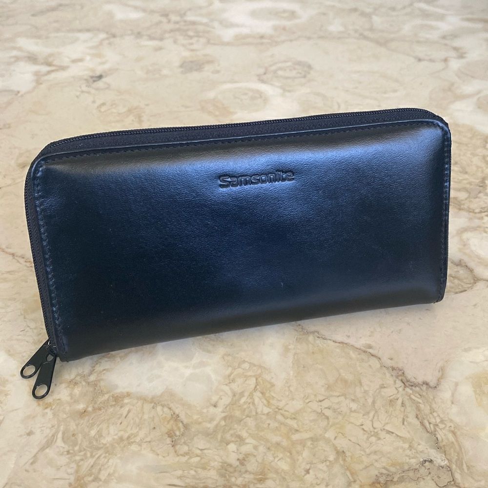 NWT Samsonite Leather Ziparound Wallet
